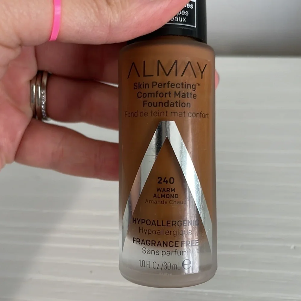 Almay Matte Foundation‎ 240 and Mascara 040